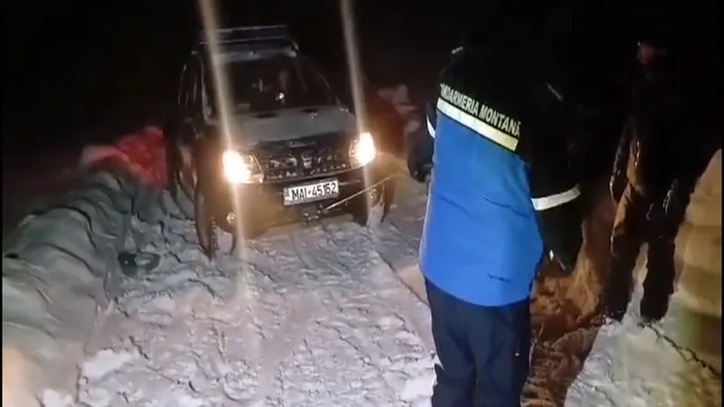 Doi adulți și un copil au rămas blocați cu mașina în Munții Șureanu. Jandarmii i-au scos din nămeți Foto: IJJ Alba