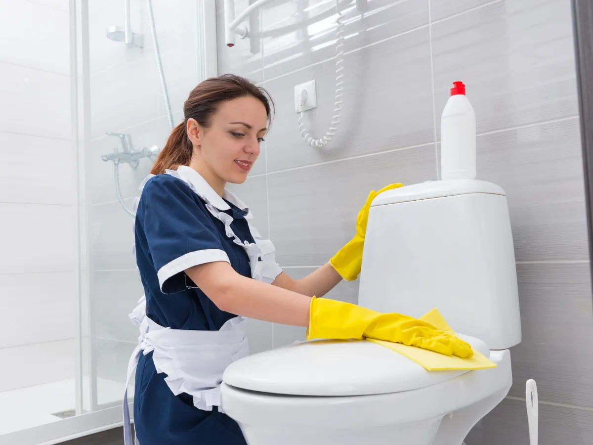 Femeie care spală vasul de toaletă - Foto: Freepik (Imagine cu rol ilustrativ)