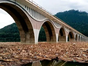 S-a început degajarea deșeurilor aduse în urma ploilor şi viiturilor pe lacul Izvorul Muntelui - Foto: Arhiva