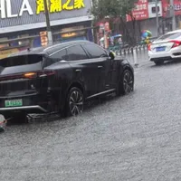 Unei mașini electrice chinezești i-a căzut motorul în mijlocul drumului - Foto: carnewschina.com