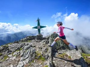 Foto: Denisa Dragomir atinge Vârful Lespezi (2517m) / Mihai Stetcu/Red Bull