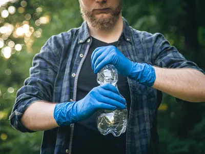 Bărbat cu o sticlă din plastic în mâini - Foto: Magnific.com (Imagine cu rol ilustrativ)
