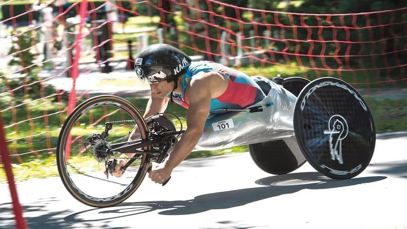 ... și dă la pedalele unui handbike în proba de ciclism