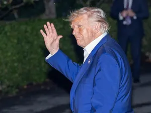 Donald Trump face cu mâna presei, când coboară din elicopter, la Casa Albă - Foto: Profimedia Images