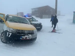 Cocalar „level 47”. Un taximetrist a urcat pe pârtie cu mașina să lase un client. Ireal cum explică - Foto: gazetadecarasseverin.ro