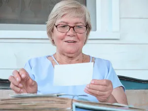 Pensie crescută cu 130 lei pentru 150.000 pensionari. Primesc și restanțe de 1.000 lei. Ce au lucrat - Foto: Freepik