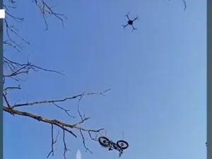VIDEO „O poveste incredibilă”. Un soldat ucrainean înconjurat de ruși a fost salvat cu ajutorul unei biciclete electrice livrate cu dro