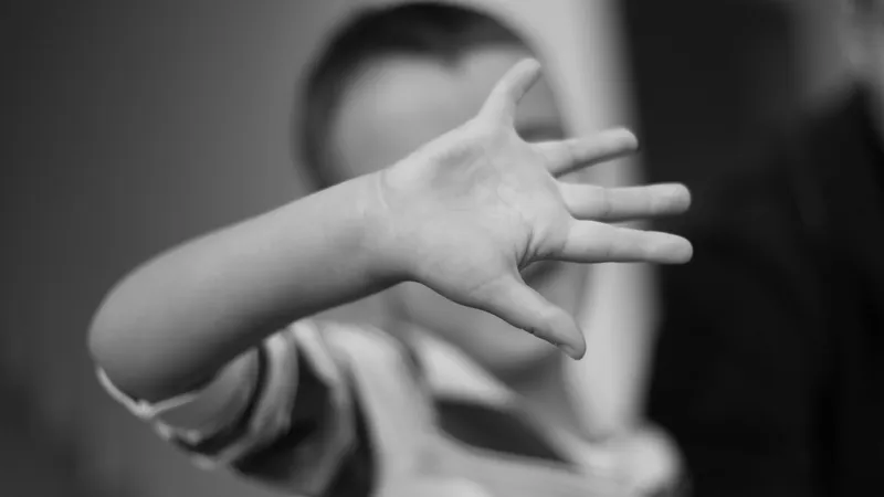 Un tată și-a bătut băiatul de 11 ani părăsit de mamă de s-a auzit în tot blocul. Ce a făcut poliția? - Foto: Freepik (Imagine cu rol ilustrativ)