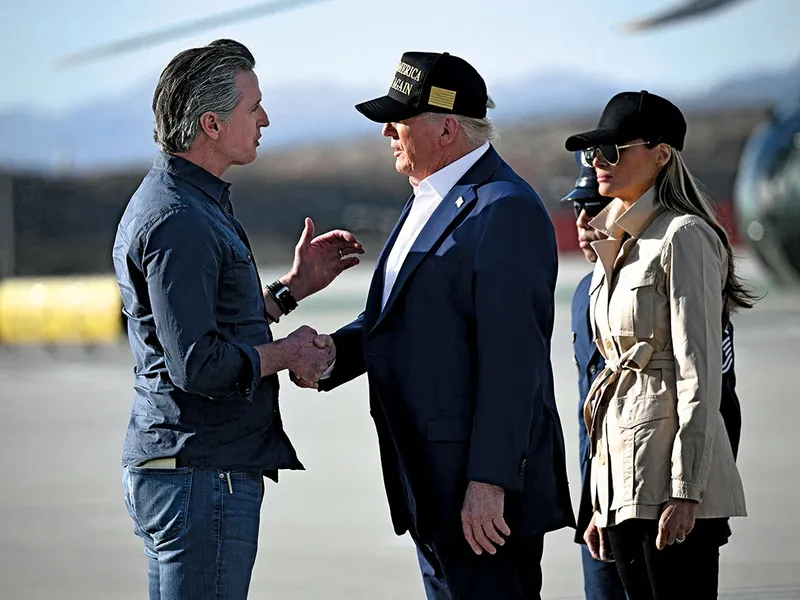ABORDARE ECHILIBRATĂ Din stânga, Newsom, Trump și Melania Trump, la Los Angeles, pe 24 ianuarie. Newsom a promis un tratament echitabil pentru solicitanții de azil