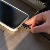 De ce nu e bine să lași telefonul să se descarce complet? Ce se întâmplă când îl încarci noaptea - Foto: Freepik (Imagine cu rol ilustrativ)