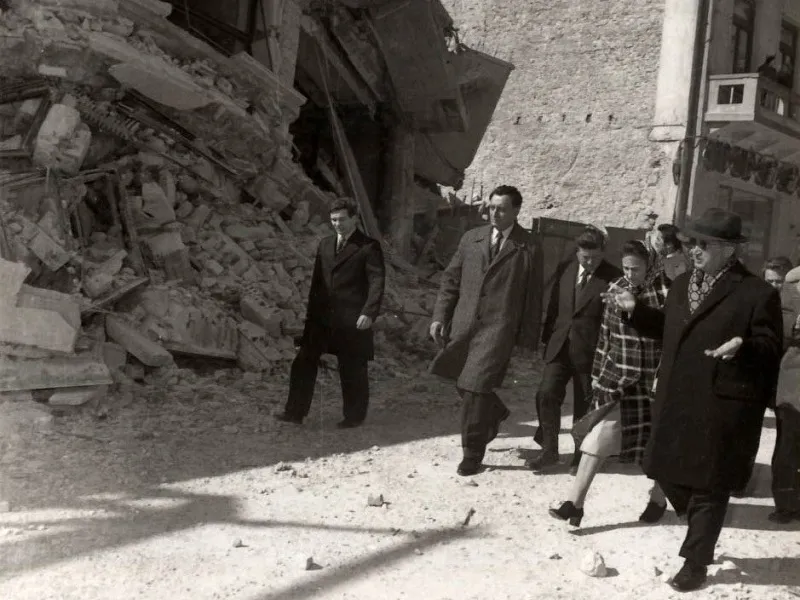 Cuplul Ceaușescu inspect&acirc;nd zona unde s-a prăbușit Blocul Nestor