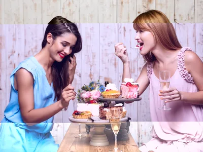 Două femei gustă din prăjituri - Foto: Freepik (rol ilustrativ)