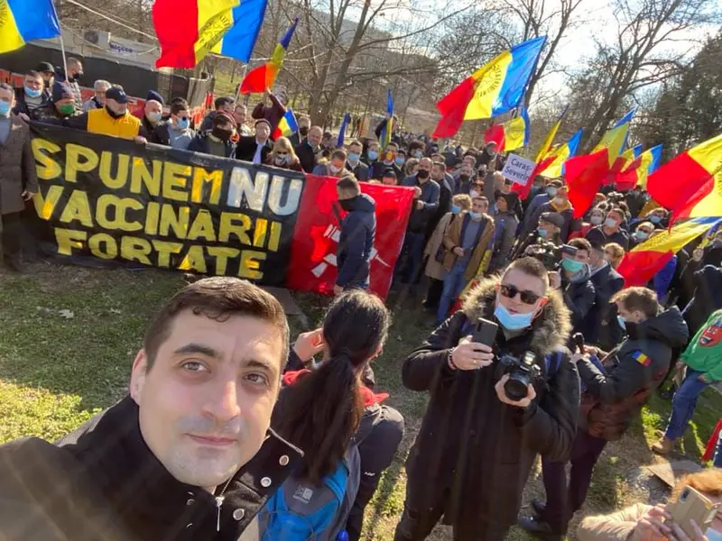 La protestul împotriva vaccinării obligatorii a participat și liderul AUR, George Simion. Foto Facebook AUR