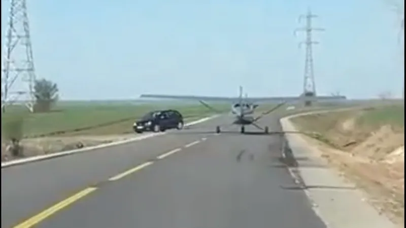 Șosea din Prahova, folosită drept pistă pentru un avion cu elice. În trafic deschis! / Foto: news.ro