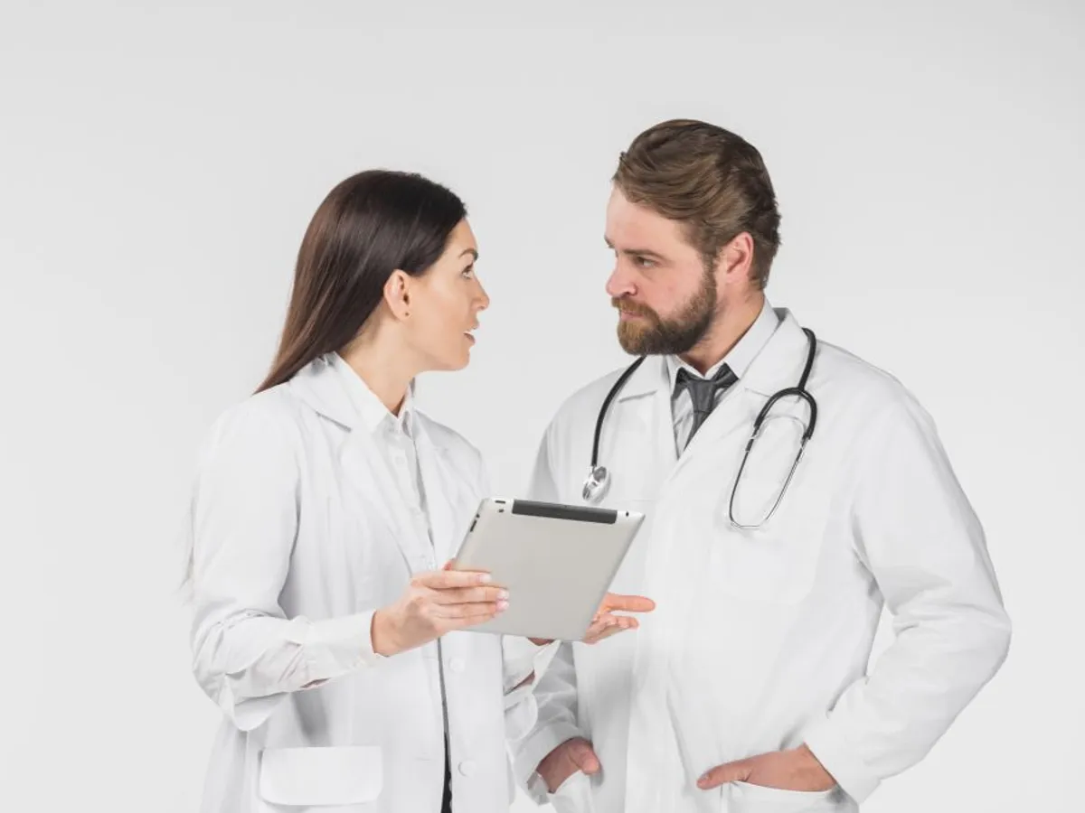 Medicii care la ora 11-12 ziua pleacă să lucreze la spitale şi clinici private vor fi daţi afară - Foto: Freepik/CC0