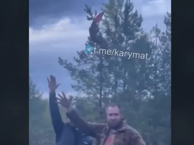 VIDEO Rus versus pin: un bărbat a încercat să arboreze un steag uriaș al URSS în copac, dar a căzut de la înălțime după ce vârful s-a r