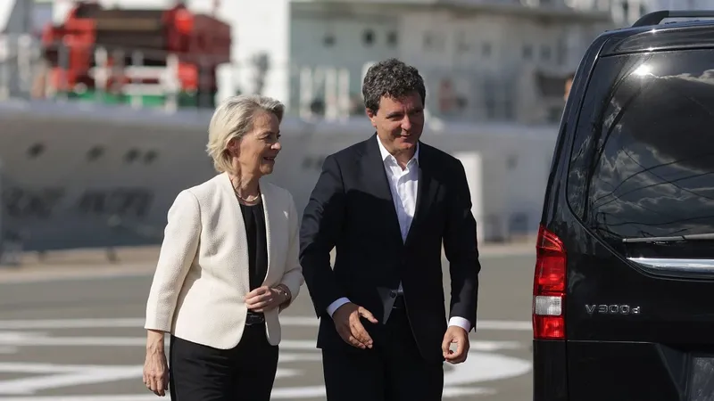 Șefa CE, Ursula von der Leyen, împreună cu președintele Nicușor Dan la Baza Kogălniceanu- Foto: INQUAM PHOTOS/ Octav Ganea