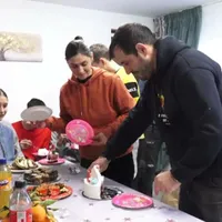 O familie cu patru copii din Iași a primit în Ajun de Crăciun cel mai frumos cadou: o casă nouă Foto captură ProTV