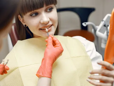 Femeie la dentist alegând un implant - Foto: Magnific (rol ilustrativ)