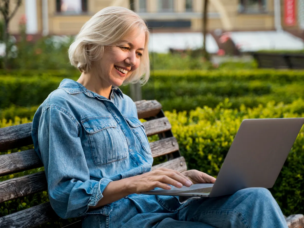 Pensionar la pensie în parc - Foto: Freepik