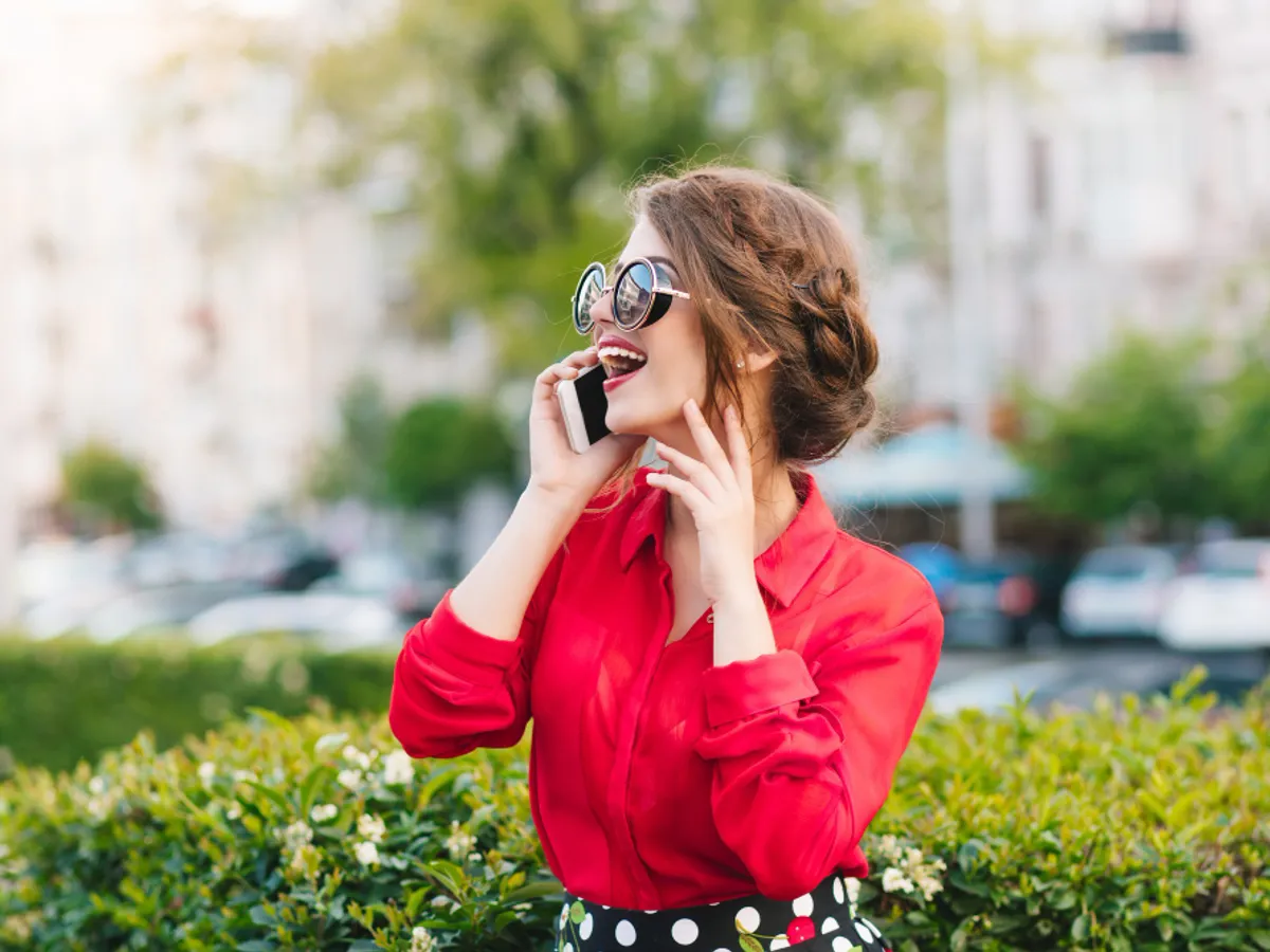 O femeie vorbește la telefon - Foto: Magnific (rol ilustrativ)