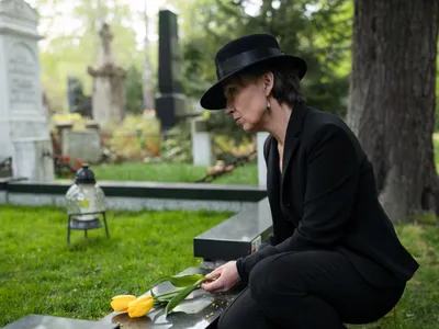 Ce înseamnă când vezi monede pe o piatră funerară? Este cu adevărat un simbol religios sau unul păgân - Foto: Freepik (Imagine cu rol ilustrativ)