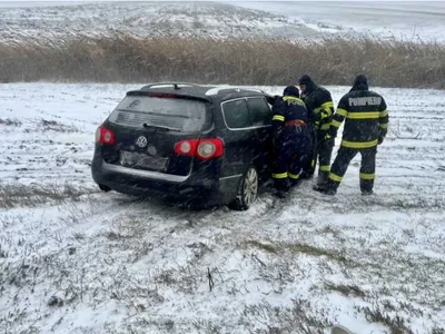 Zece localităţi din judeţul Brăila, fără curent electric. Copac căzut peste o maşină cu o persoană înăuntru - Foto: ISU Brăila