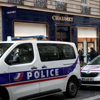 Jaf cu trotineta la o bijuterie Chaumet din Paris: doi suspecți, arestați cu mare parte din pradă. / Foto: reuters.com