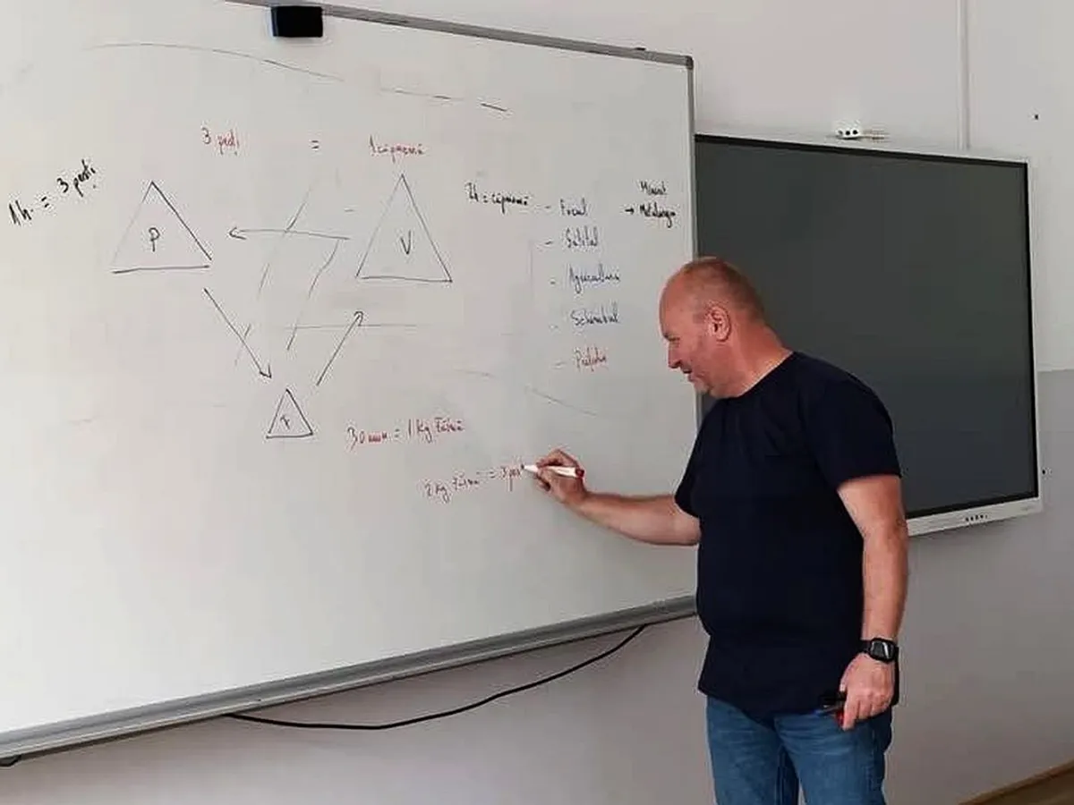 Cristian Păun predând - Foto: Facebook/Cristian Paun