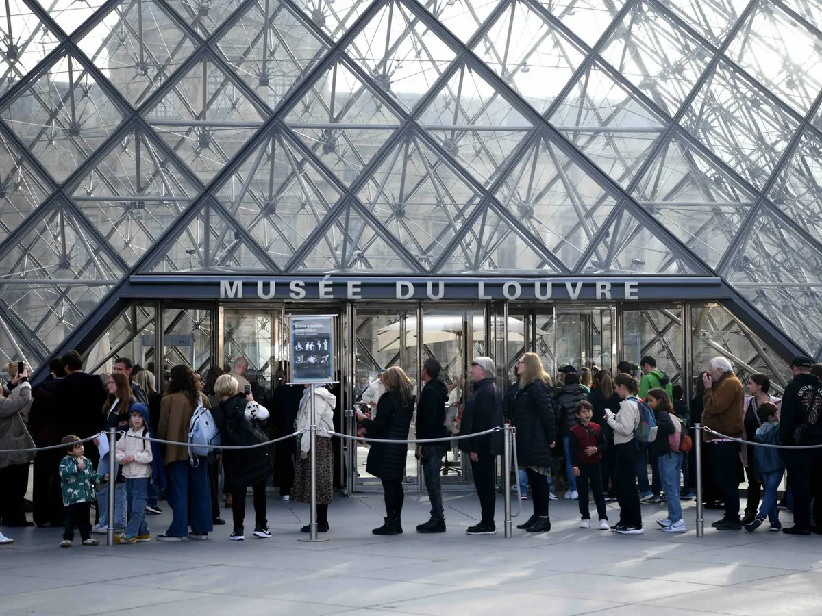 Doi suspecți au fost arestați în cazul furtului de la Muzeu Luvru din Paris