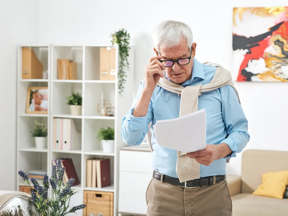 Pensionar care citește Foto: Freepik (rol ilustrativ)