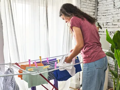 Cum să-ți usuci hainele rapid iarna în casă. Scapi de umiditate și nu faci mucegai în apartament - Foto: Freepik (Imagine cu rol ilustrativ)