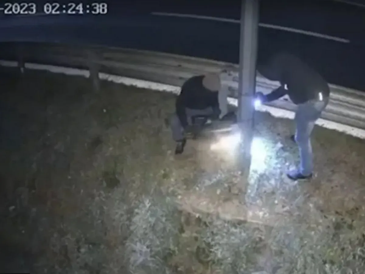 „Fleximan”, spaima radarelor fixe ale poliției. Le pune la pământ cu flexul. Deja a distrus 15 - Foto: bbc.com