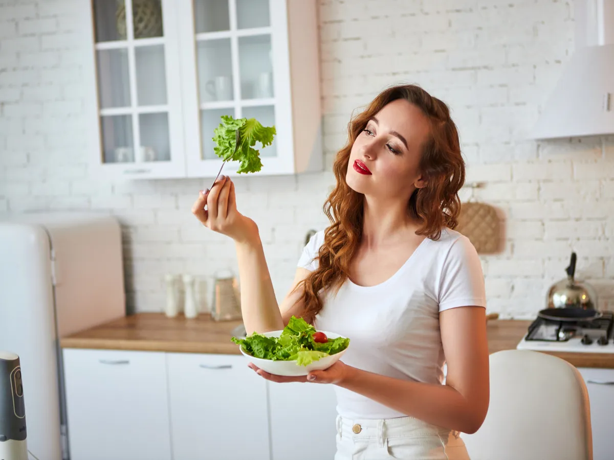 Femeie mănâncă salată - Foto: Freepik