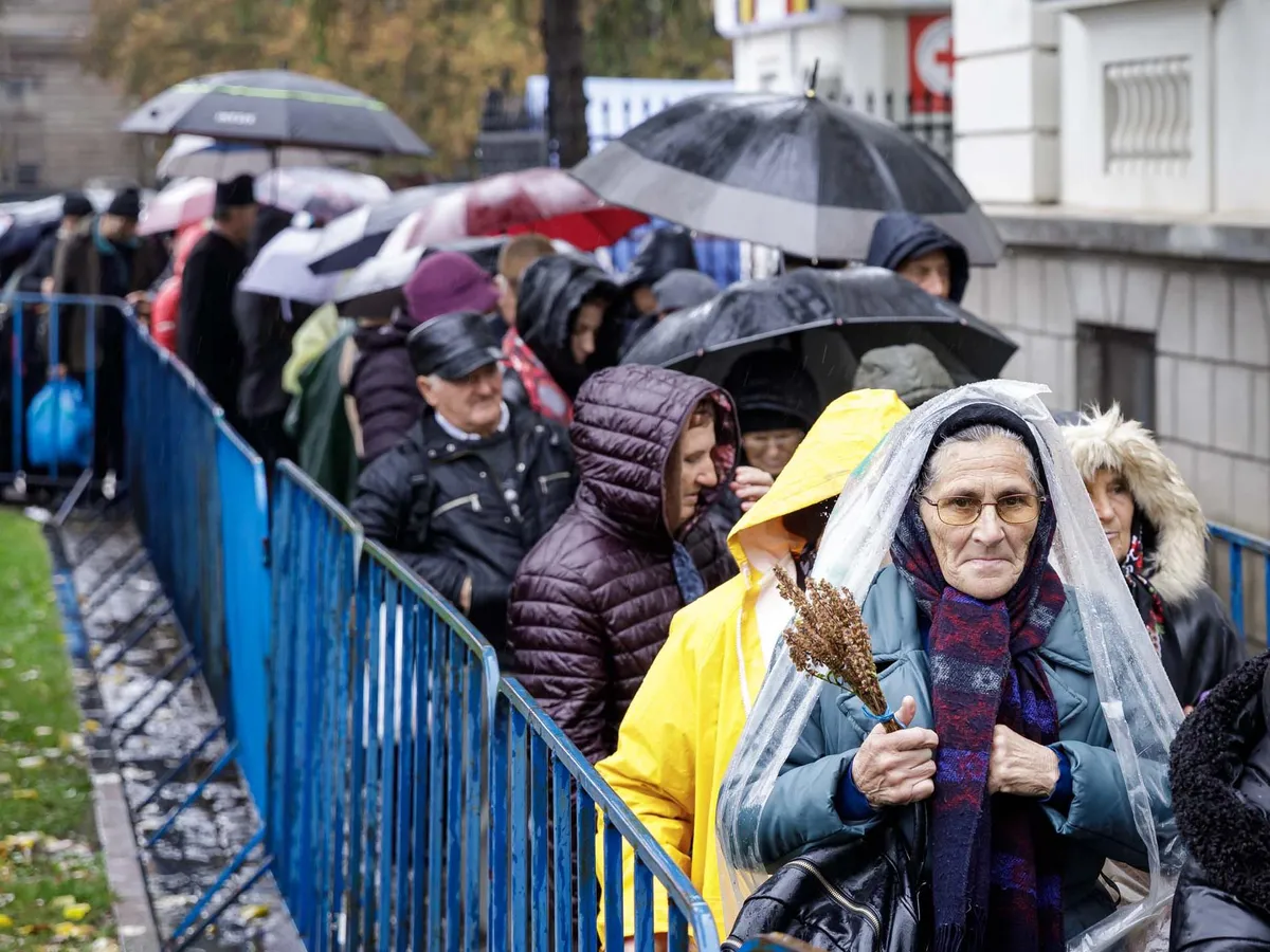 Coadă de mii de credincioși, la moaştele Sfintei Cuvioase Parascheva - Foto: doxologia.ro