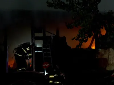 Un sucevean și-a dat foc la casa pentru că fiicele lui nu îl mai căutau. Ce mesaje le-a transmis Foto: ISU Suceava