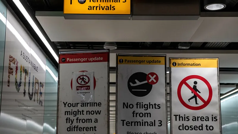 Românii, bulgarii și polonezii, vânați și reținuți ilegal pe aeroporturile din Londra. Foto Getty Images