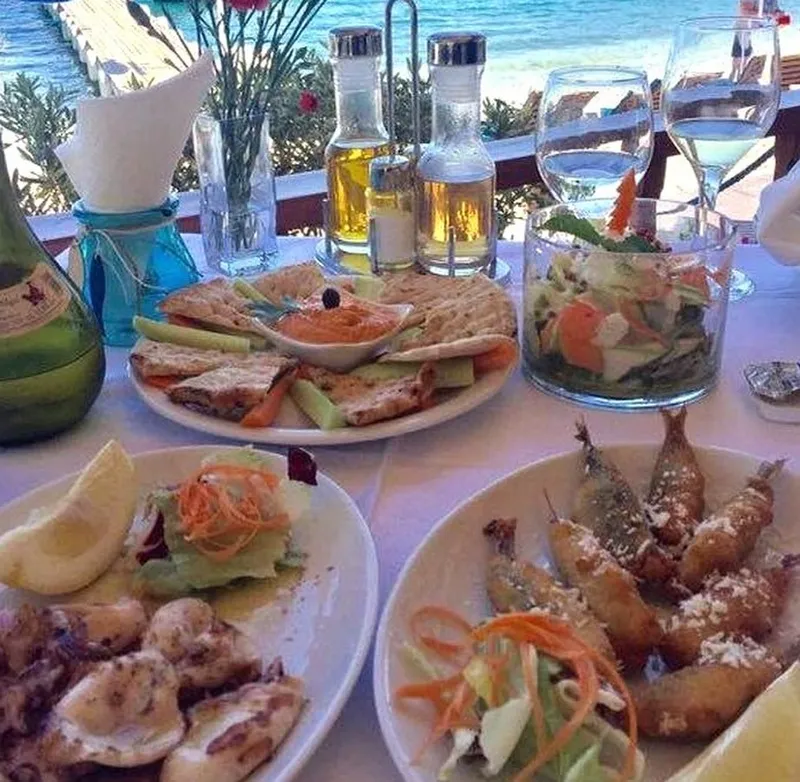 Pr&acirc;nz la o tavernă din Thassos - Foto: Facebook / Thassos