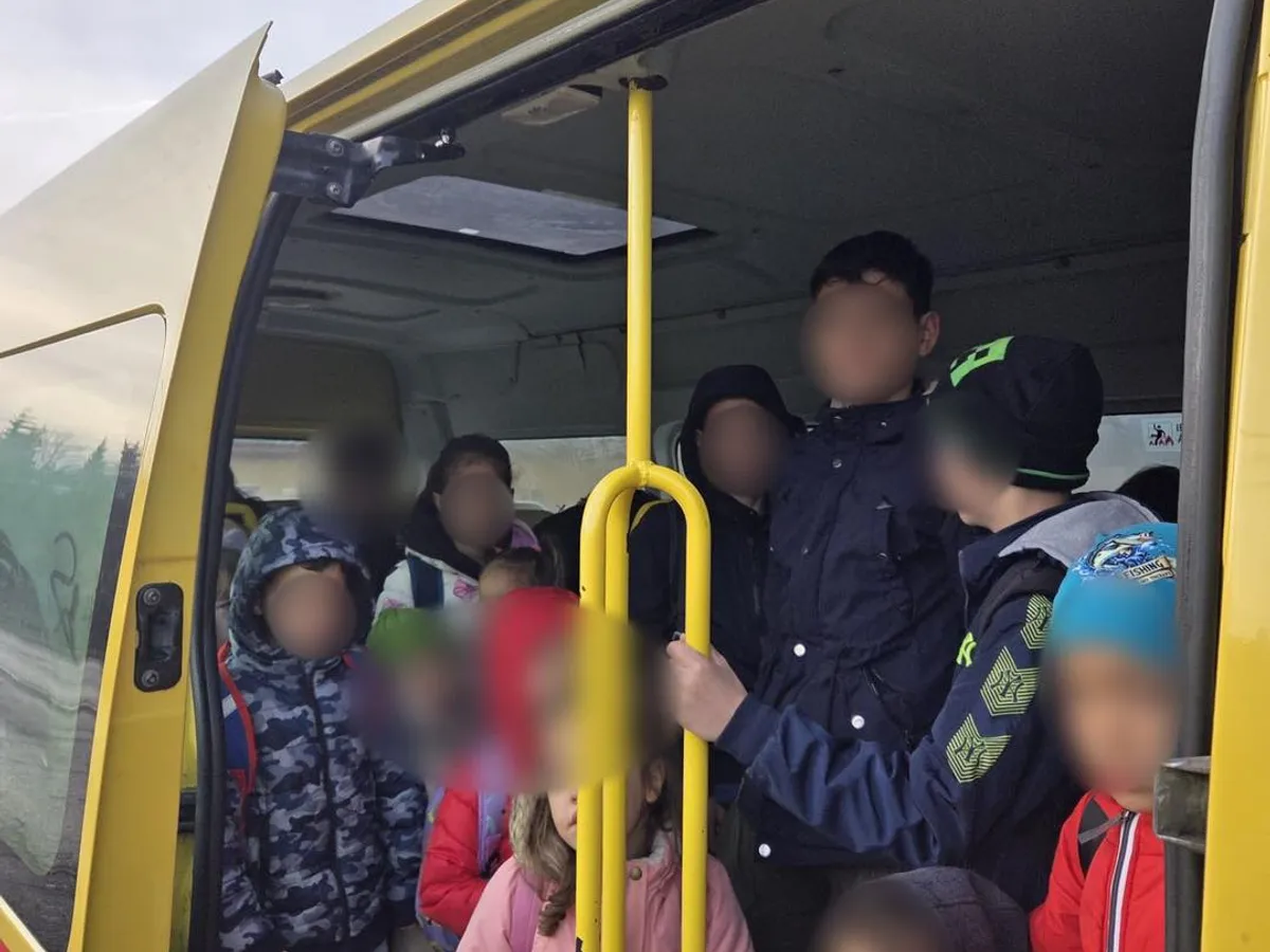 Elevi în microbuz școlar Foto: Facebook/ Poliția Română