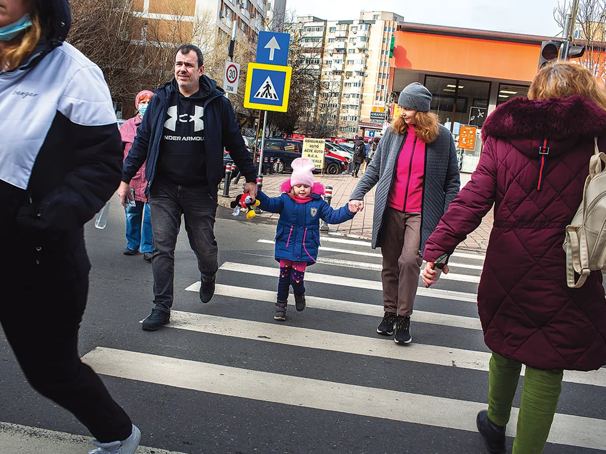 Mihai Oprescu, și el tată de fete, împrună cu Emily și Anatsasiia în București.