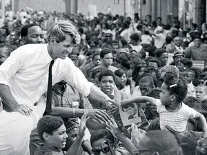 RFK, în 1968, își salută fanii, în campania electorală