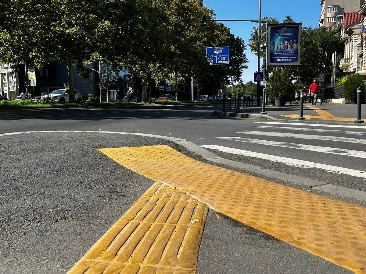 Primăria Municipiului București, prin Administrația Străzilor, a instalat marcaje tactile pentru nevăzători pe trotuarele bulervardului Lascăr Catagiu - Foto: Newsweek