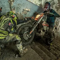 Riderii au făcut și o incursiune într-o clădire abandonată, pregătindu-se astfel pentru ziua a doua de off-road, când vor avea de trecut prin tunele și clădiri care au aparținut industriei miniere.