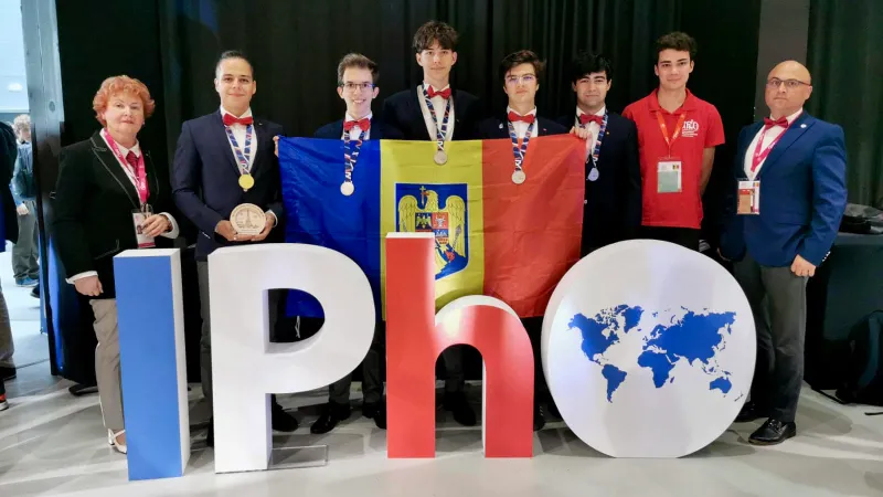 Elevii români au câștigat 1 medalie de aur, 4 de argint și 2 premii speciale la Olimpiada de Fizică - Foto: Facebook / Ministerul Educației