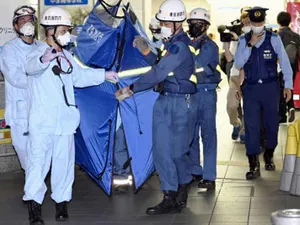 Atac cu cuţitul într-un tren din Tokyo: Autorul ar fi vrut să omoare femei care „par fericite”. / Foto: theguardian.com