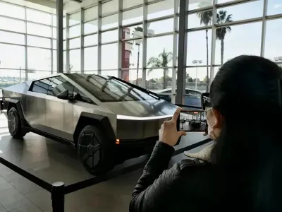 Tesla Cybertruck în showroom - Foto: Profimedia Images (Imagine cu rol ilustrativ)