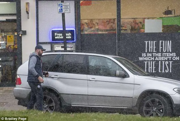 Adrian Preda în timp ce-și parchează mașina de lux în Londra Foto: Daily Mail