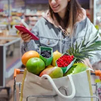 Jumătate dintre români spun că ceea ce cumpără reprezintă strictul necesar pentru a trăi - Foto: Freepik (Imagine cu rol ilustrativ)