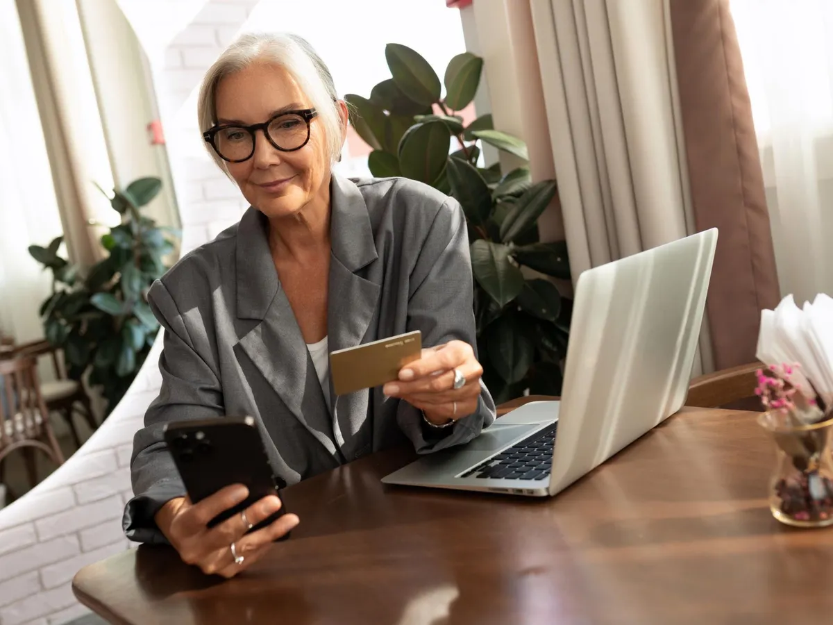 Pensionară la pensie cu cardul - Foto: Freepik