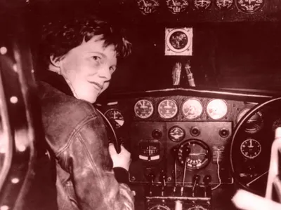 Amelia Earhart (1897-1937), pionieră americană a aviației, cu avionul ei roșu Lockheed 5C Vega, în 1932 - Foto: Profimedia Images
